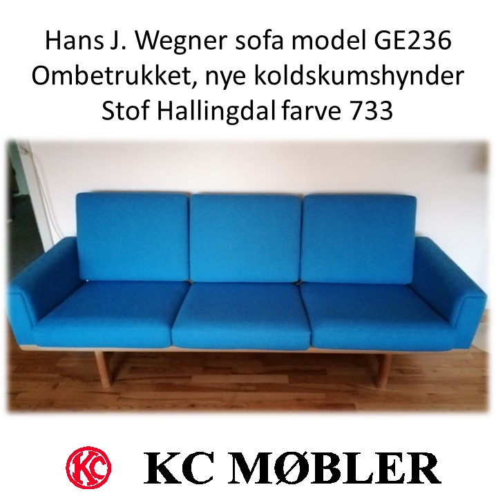 Hans J. Wegner sofa model GE236, ombetrukket med stof Hallingdal farve 733 blå, nye holdskumshynder i sæde og ryg