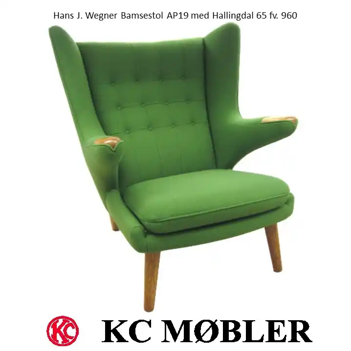 ombetrækning af Hans J. Wegner møbler, her AP19 bamsestolen, ombetrukket med stof Hallingdal farve 960
